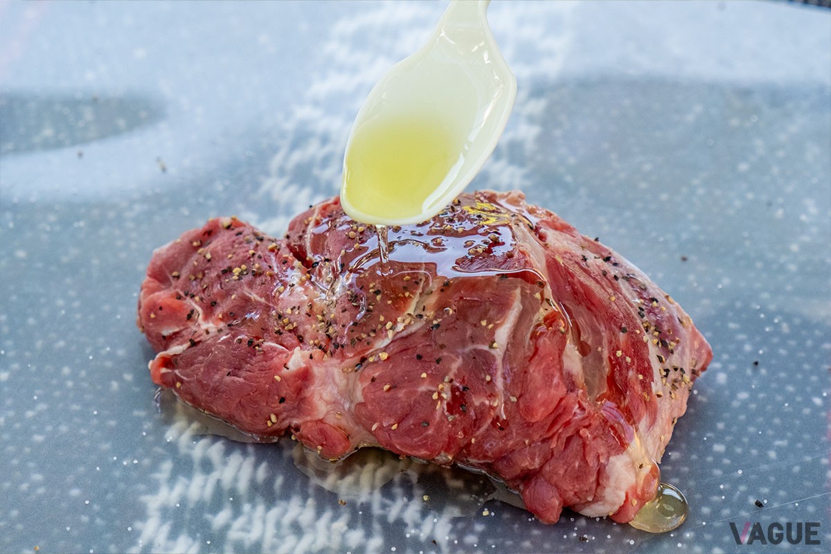 ペーパータオルで水分を拭き、シーズニングで下ごしらえをした肉の表面にピュアオリーブオイルを塗ります