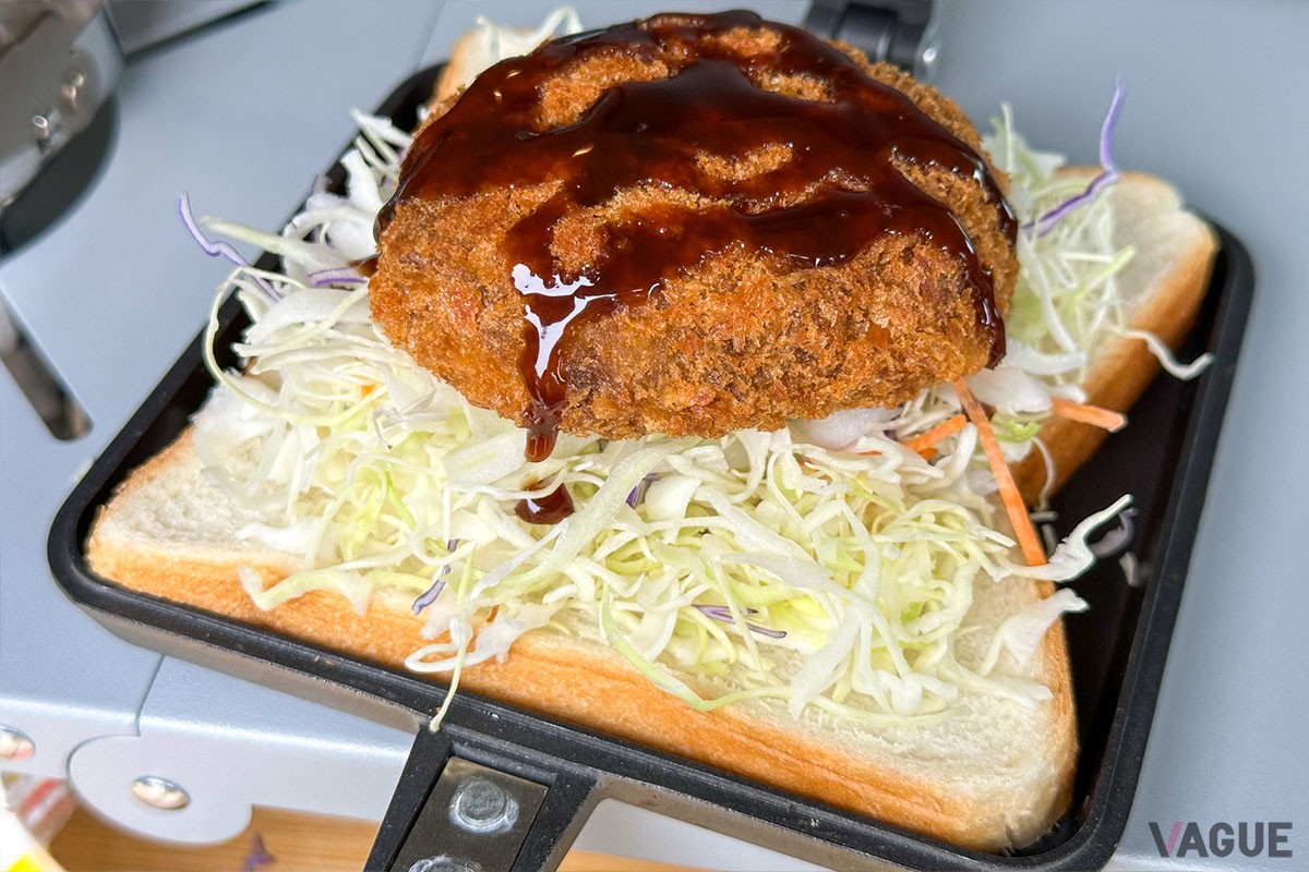 【メンチカツ＆カット野菜＆チーズの作り方：その1】ソースをたっぷりかけたメンチカツをオン！