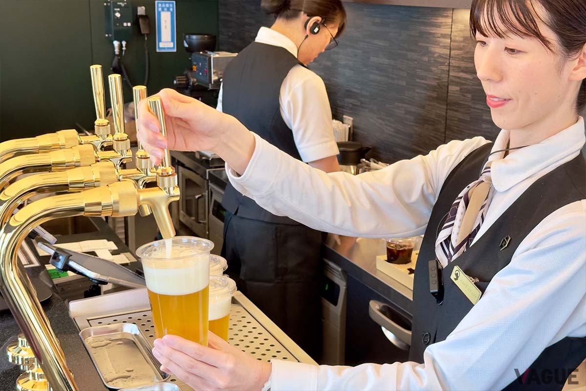 1号車（コックピットラウンジ）に併設される「GOEN CAFE（ゴエンカフェ）」。沿線のブランドのものをセレクトし、コーヒーなどのソフトドリンクをはじめ、特別なクラフトビールやおつまみも提供しています