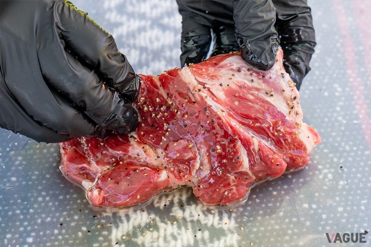 オイルは肉の表面はもちろん切れ目にもまんべんなく。多すぎると炭に落ちて焦げてしまうので注意