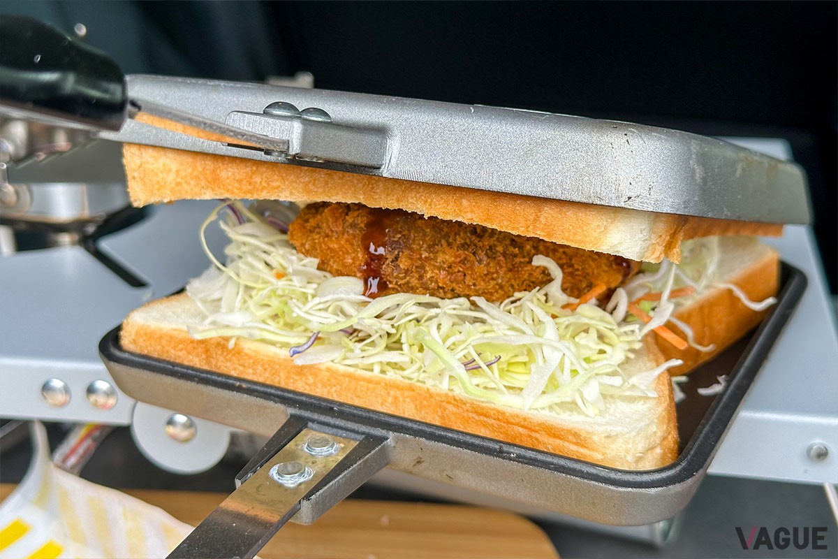 【メンチカツ＆カット野菜＆チーズの作り方：その1】食パンを重ね、具材がはみ出さないようにそーっと挟みます