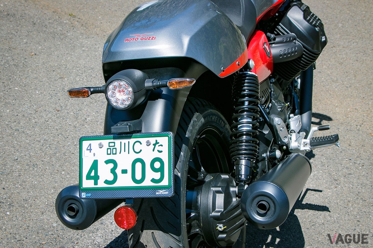 伝統の縦置き空冷Vツインエンジンの採用により、最新モデルでありながら旧車のような乗り味を堪能できるモト・グッツィ「V7 STONE CORSA」