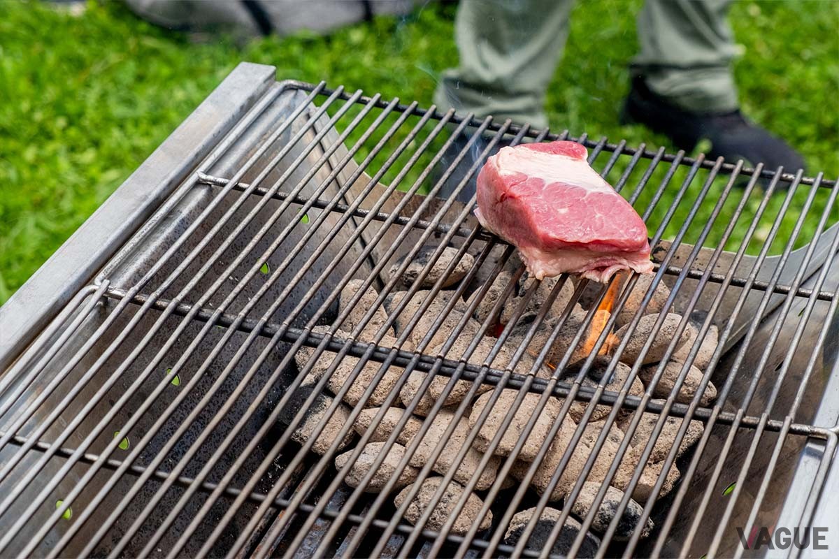 最初は高温のエリアで肉の表面に焼目をつけます
