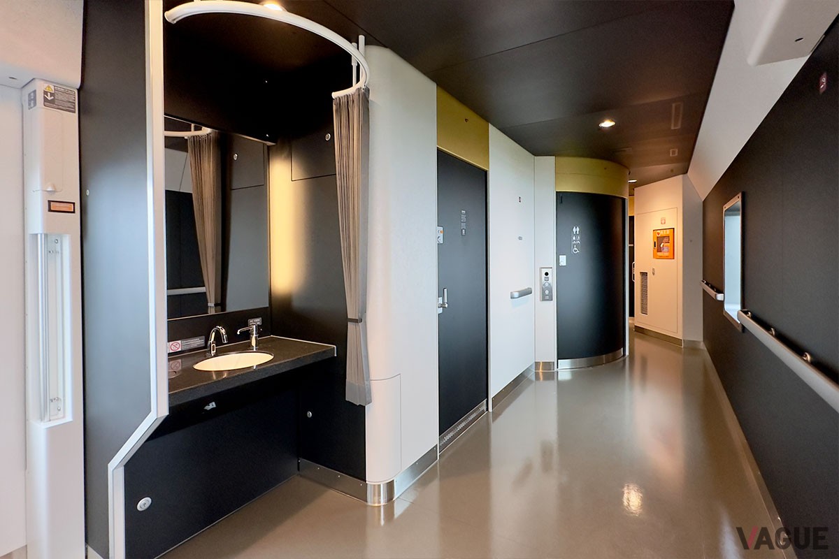 男性専用トイレのほか、バリアフリー機能つきトイレや洗面台は5号車に集約。広々として使いやすい印象です