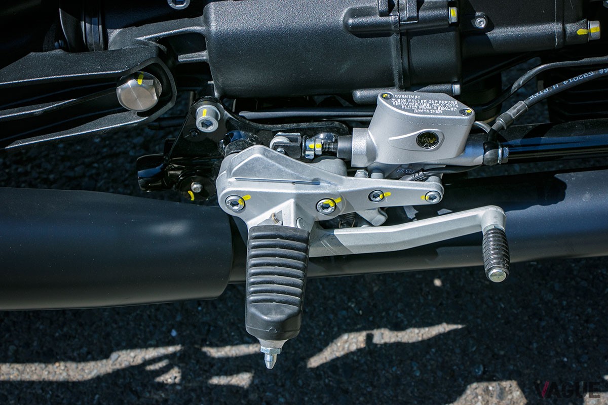 伝統の縦置き空冷Vツインエンジンの採用により、最新モデルでありながら旧車のような乗り味を堪能できるモト・グッツィ「V7 STONE CORSA」
