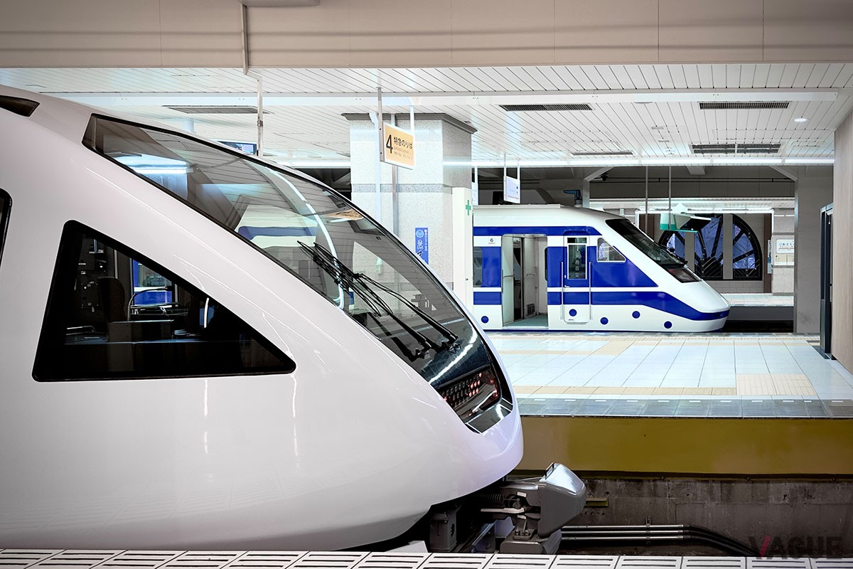 1929年から浅草と日光・鬼怒川エリアをつないできた東武鉄道が2023年より運行する「スペーシアX」（写真左）。その奥には隅田川を挟んで浅草駅の向かいにあるアサヒ飲料とコラボしたラッピング列車「りょうもう『カルピス』EXPRESS」の姿が見えることも
