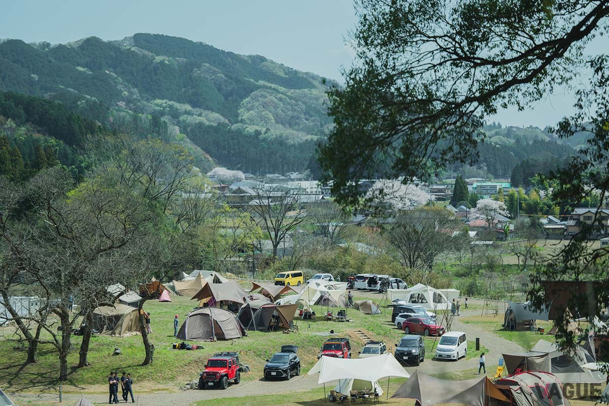 4月新鹿沼駅近くに開業した「スノーピーク鹿沼キャンプフィールド ＆ スパ（Snow Peak KANUMA Campfield & Spa）」。新鹿沼駅からアクセスしやすい、電車でも訪れやすいキャンプ場です