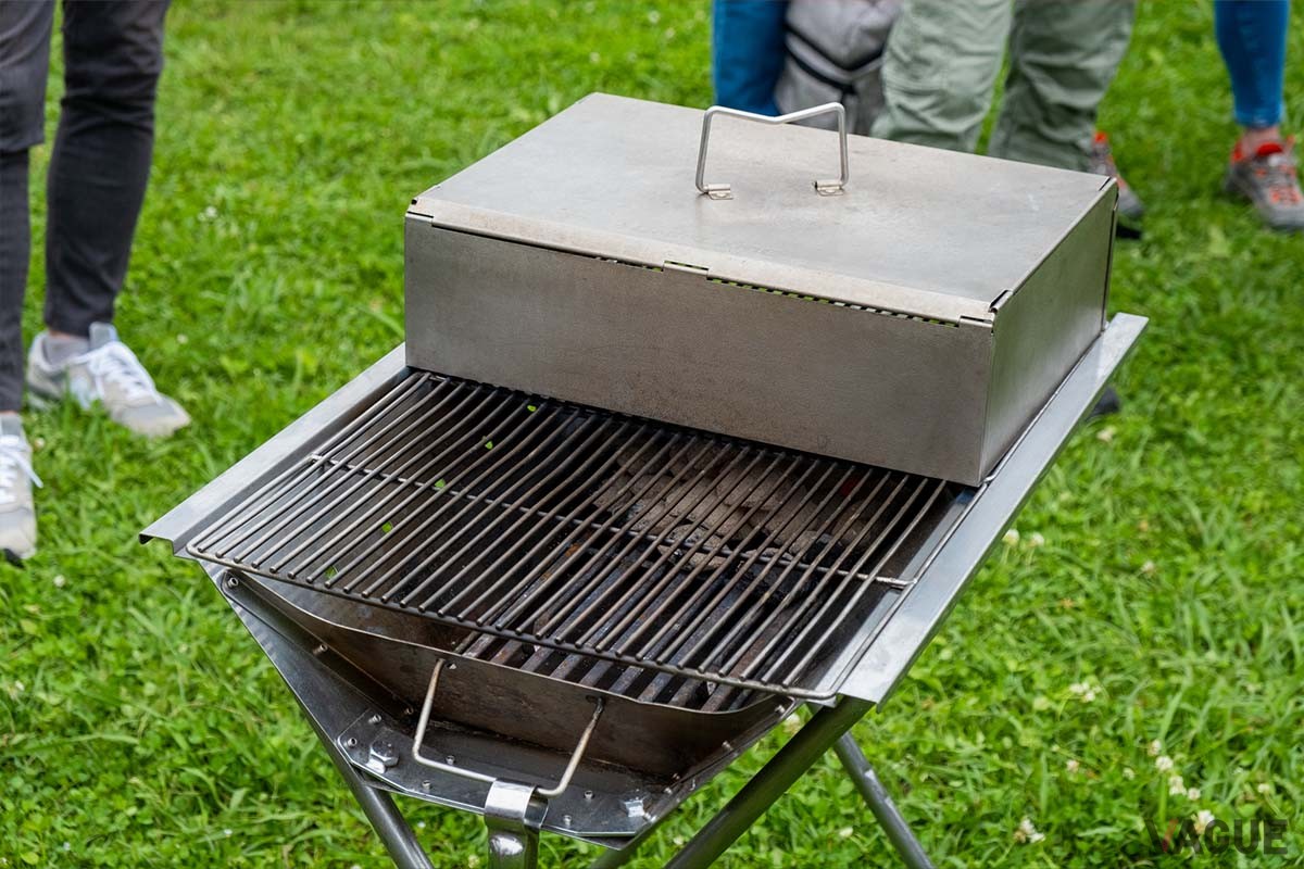 リッドを被せる時間は肉1センチあたり1分が目安。途中でフタを開けると熱気が逃げてしまうので、できるだけ開けないのがコツ