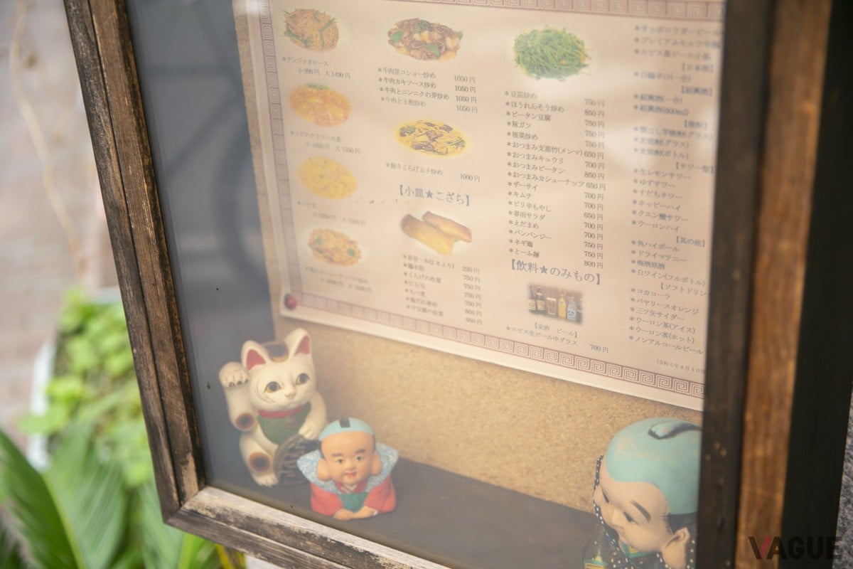 店頭の窓にあるメニュー。銀座の真ん中で中華そば800円、ワンタン800円で食べられるのはすごい！
