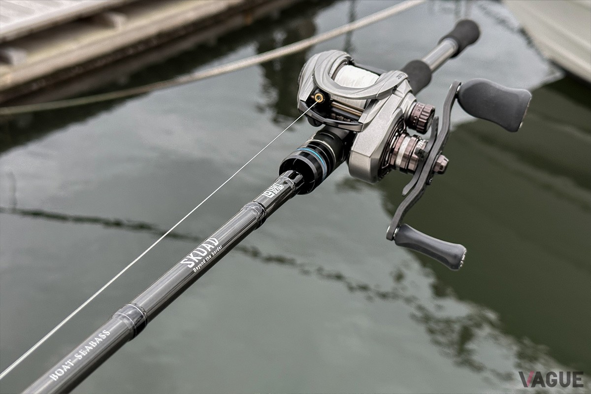 シーバスゲームは正確なキャストが大切で、ピンポイントを狙える「穴撃ち」系のタックルが活躍します。ロッド：「レジットデザイン SKC-GC64ML-SEABASS」（3万1900円、消費税込）、リール：「AbuGarcia ZENON LTX-L」（4万9720円、消費税込）