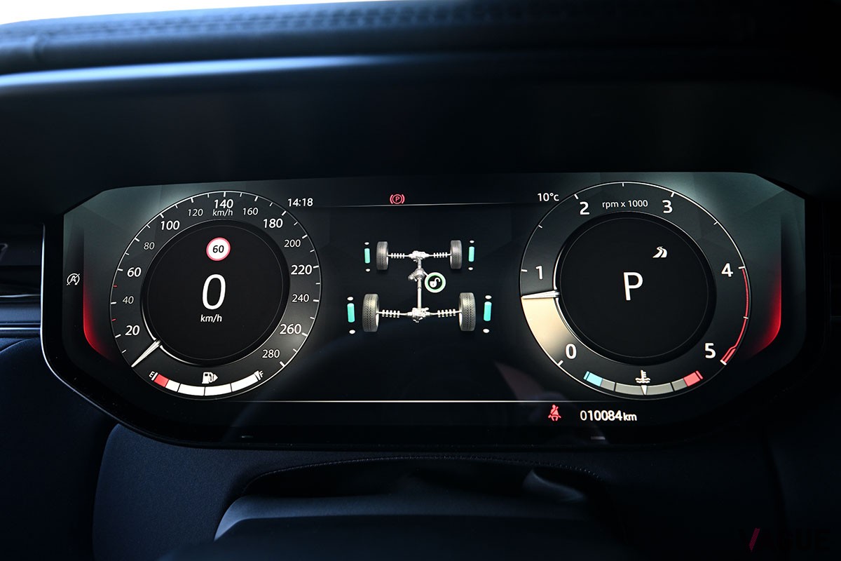 初代はパワフルながら荒々しかったが、現行型「レンジローバースポーツ」はデザインや走りが格段に洗練された
