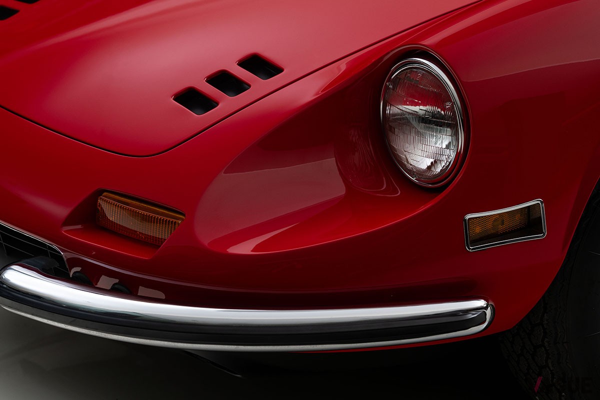 オークションに登場した1974年式フェラーリ「ディーノ246GTS」 Darin Schnabel ©2024 Courtesy of RM Sotheby's