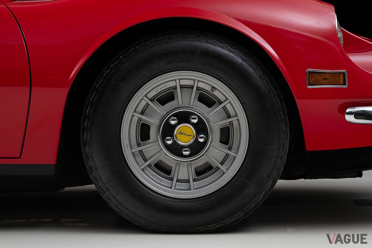 オークションに登場した1974年式フェラーリ「ディーノ246GTS」 Darin Schnabel ©2024 Courtesy of RM Sotheby's