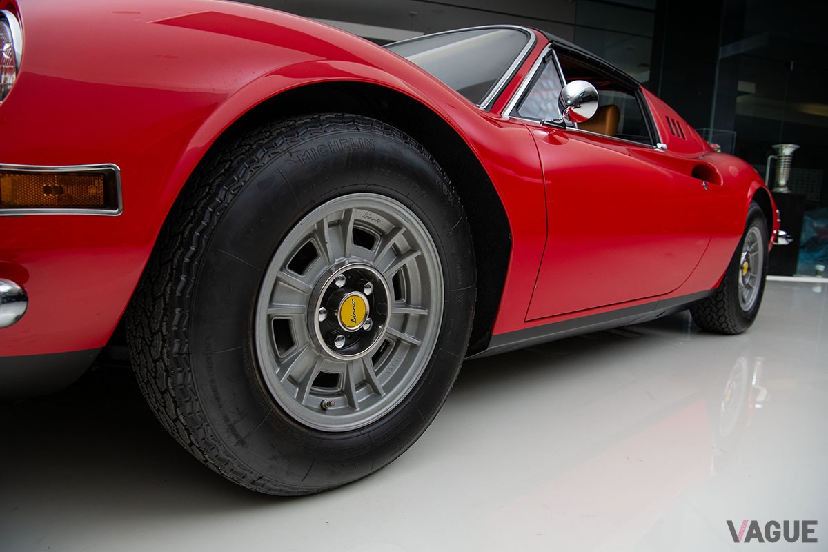 オークションに登場した1974年式フェラーリ「ディーノ246GTS」 Darin Schnabel ©2024 Courtesy of RM Sotheby's