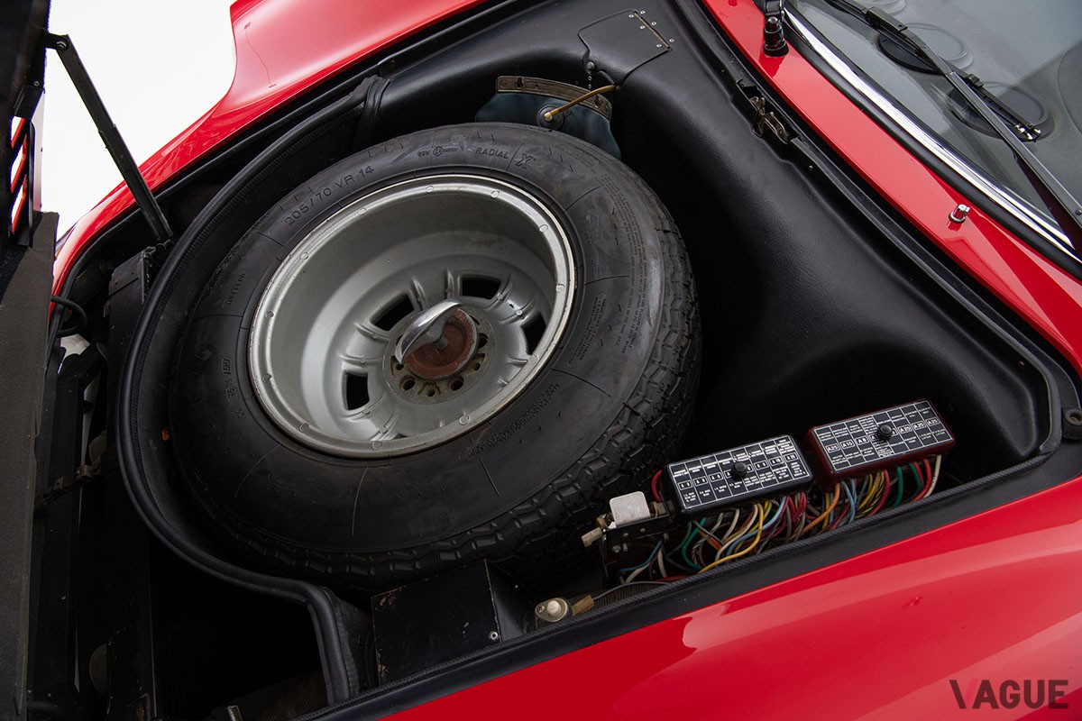 オークションに登場した1974年式フェラーリ「ディーノ246GTS」 Darin Schnabel ©2024 Courtesy of RM Sotheby's