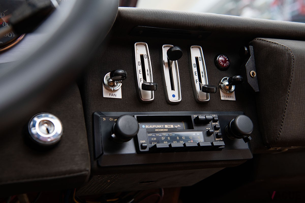 オークションに登場した1974年式フェラーリ「ディーノ246GTS」 Darin Schnabel ©2024 Courtesy of RM Sotheby's