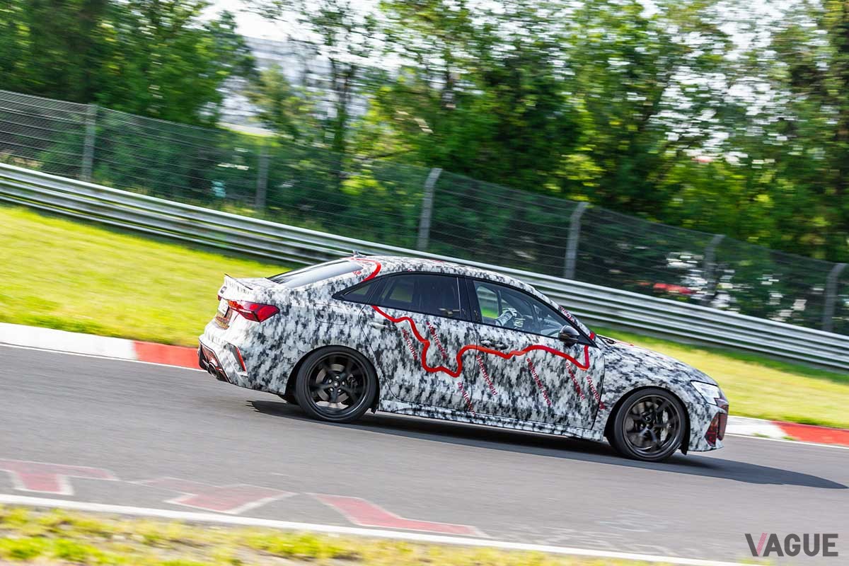 ニュルブルクリンク北コースで7分33秒123というコンパクトカークラス最速ラップを更新したアウディ改良新型「RS3セダン」（開発車両）