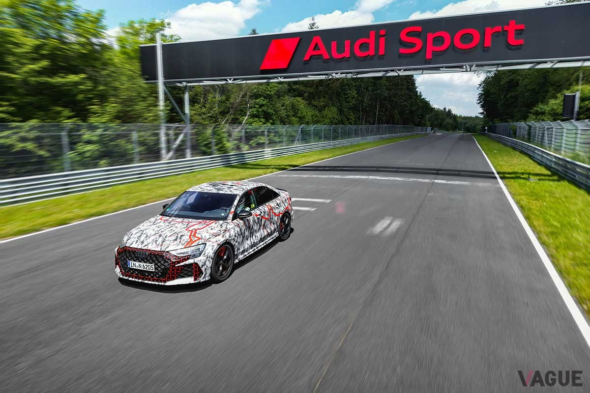 ニュルブルクリンク北コースで7分33秒123というコンパクトカークラス最速ラップを更新したアウディ改良新型「RS3セダン」（開発車両）