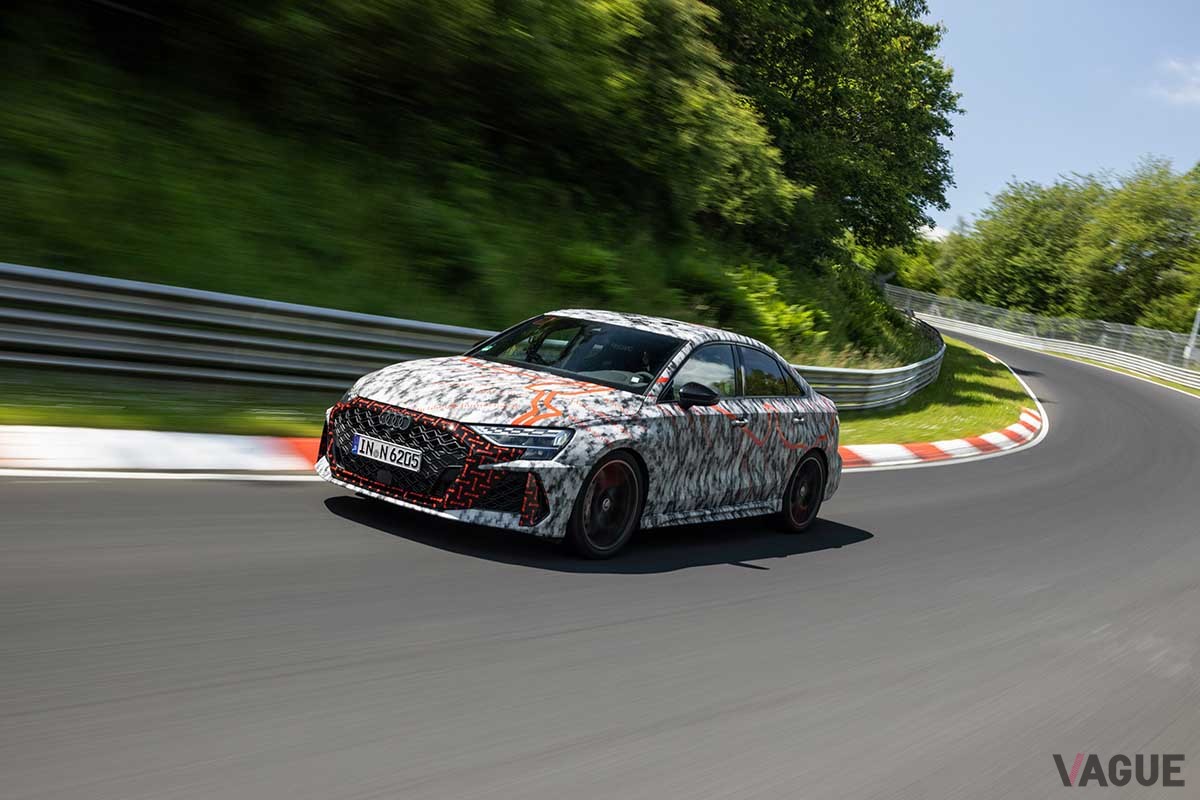 ニュルブルクリンク北コースで7分33秒123というコンパクトカークラス最速ラップを更新したアウディ改良新型「RS3セダン」（開発車両）