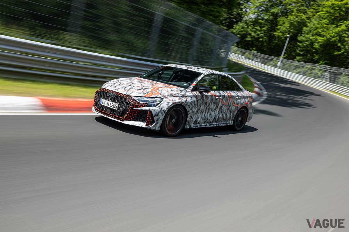 ニュルブルクリンク北コースで7分33秒123というコンパクトカークラス最速ラップを更新したアウディ改良新型「RS3セダン」（開発車両）