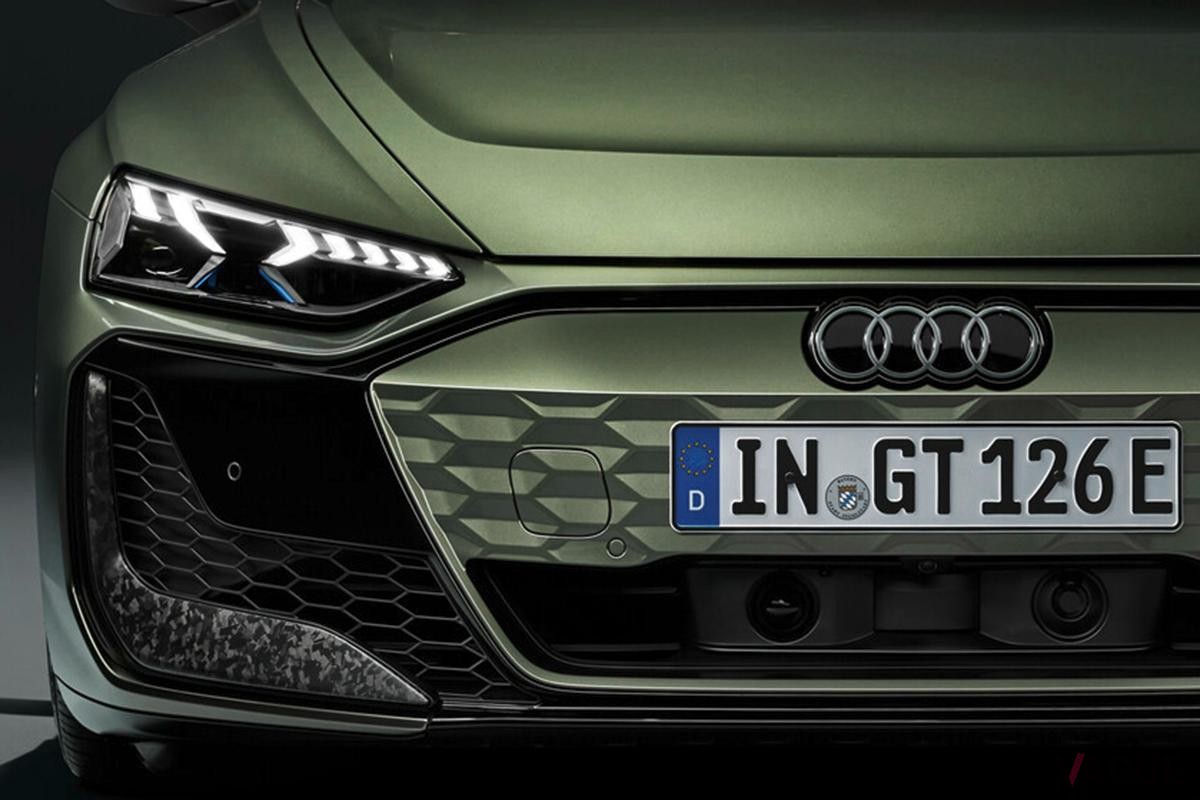 欧州でマイナーチェンジされたアウディ改良新型「eトロンGT」。写真は最上位モデル「RS eトロンGTパフォーマンス」