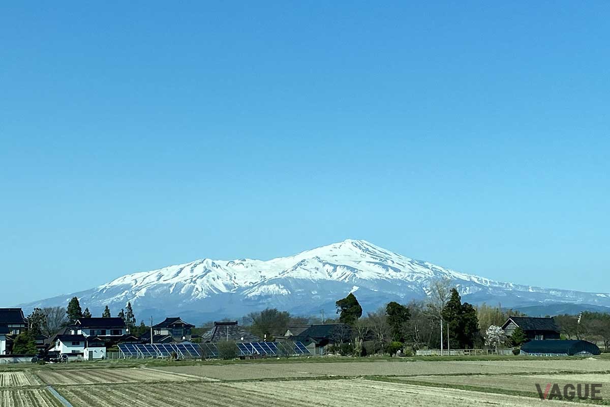 鳥海山。普通列車でゆっくりと旅行を楽しむのも青春18きっぷの魅力
