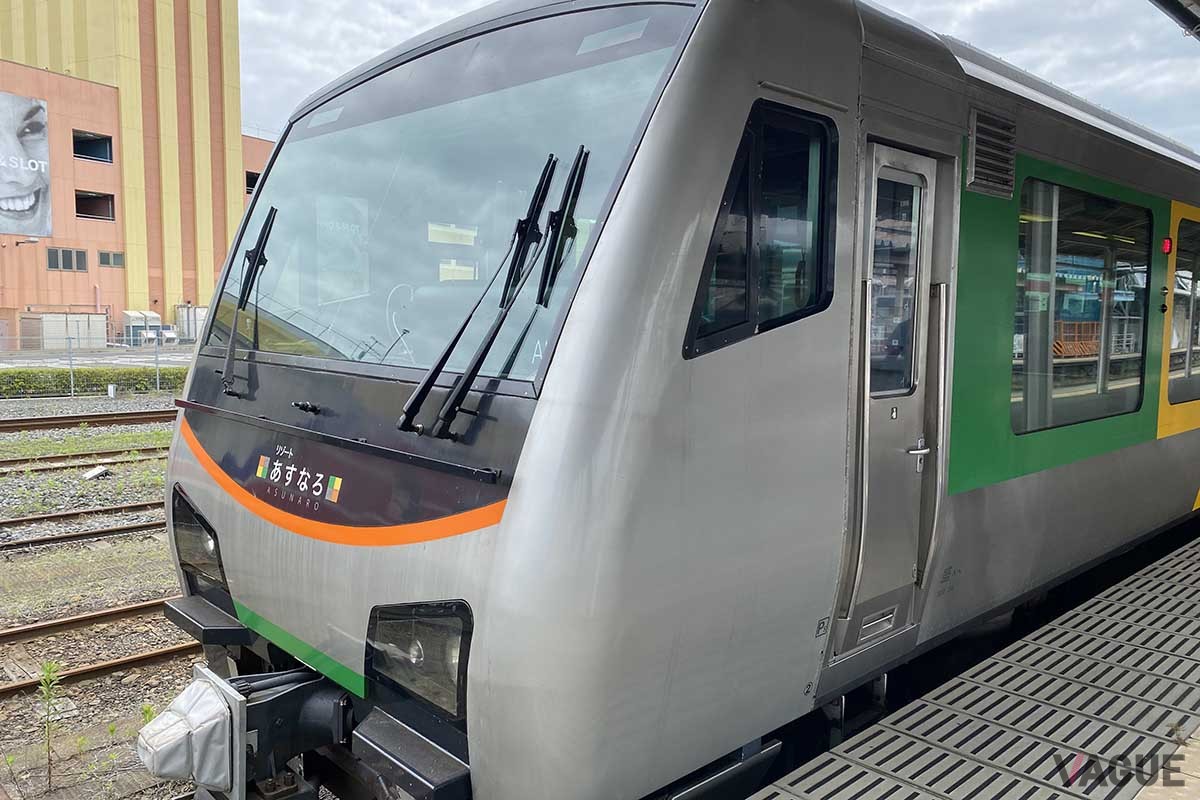 新潟駅と酒田駅を結ぶ観光列車「リゾートあすなろ」。臨時快速列車のため、別途指定席券を購入することで青春18きっぷでも乗車が可能だ