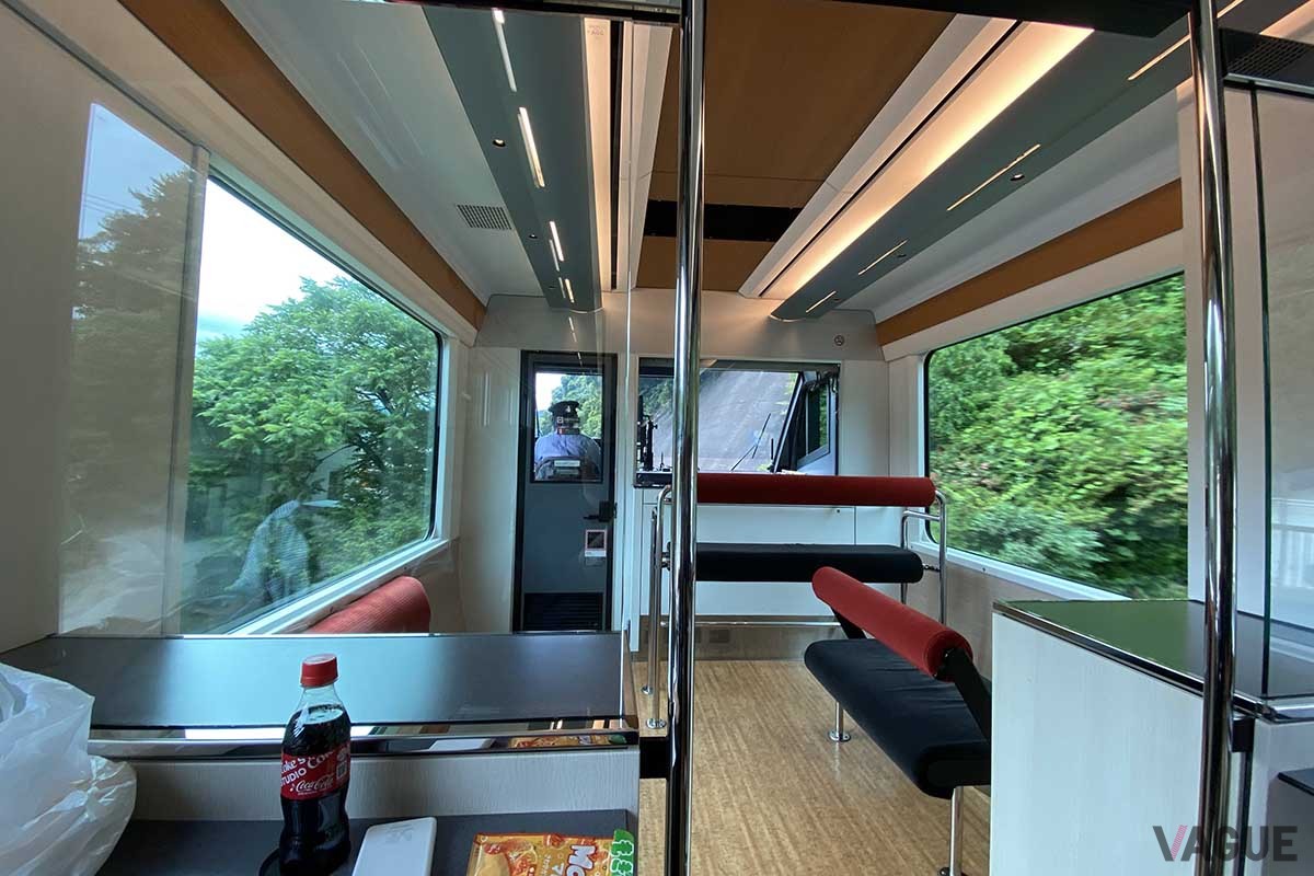 新潟駅と酒田駅を結ぶ観光列車「リゾートあすなろ」。臨時快速列車のため、別途指定席券を購入することで青春18きっぷでも乗車が可能だ