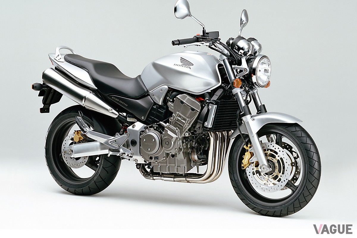 2001年9月に登場したホンダ「CB900ホーネット」。高性能な大型ネイキッドロードスポーツバイクとして人気を博した