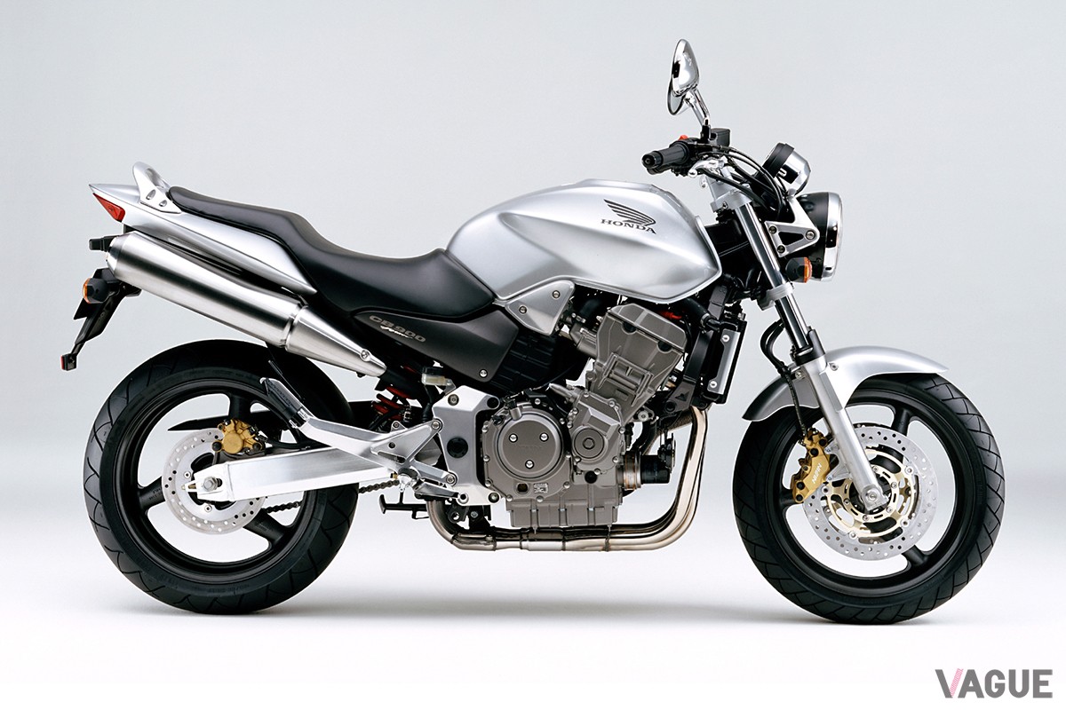 2001年9月に登場したホンダ「CB900ホーネット」。高性能な大型ネイキッドロードスポーツバイクとして人気を博した