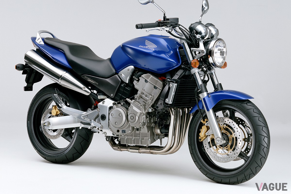 2001年9月に登場したホンダ「CB900ホーネット」。高性能な大型ネイキッドロードスポーツバイクとして人気を博した
