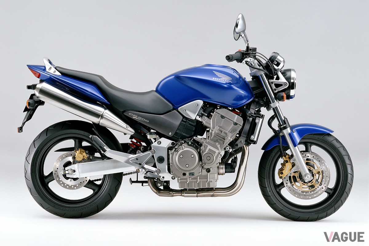 2001年9月に登場したホンダ「CB900ホーネット」。高性能な大型ネイキッドロードスポーツバイクとして人気を博した