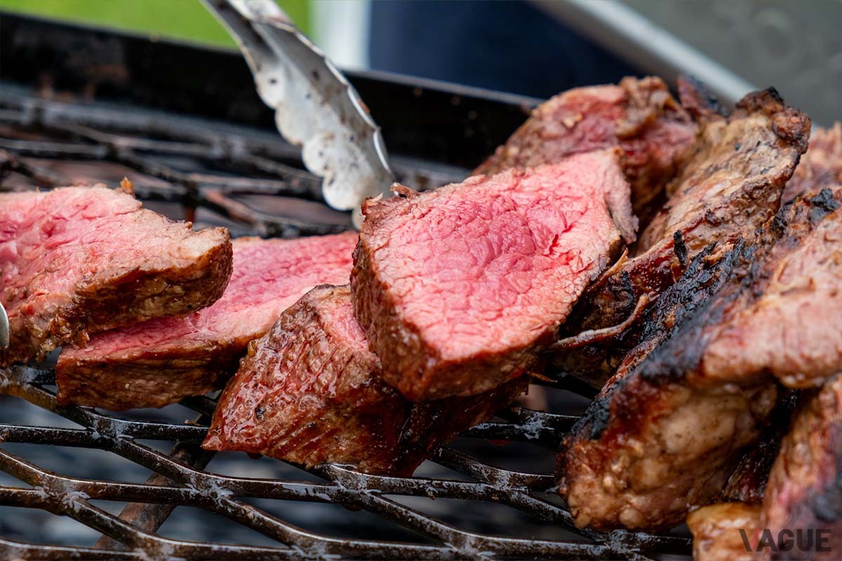 塊肉ならレアもウエルダンも思いのまま。肉の中心の温度が65℃以上になっていることが大切で、最初のうちはキッチン用の温度計を用意して測るといいでしょう