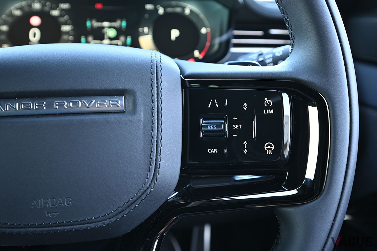 初代はパワフルながら荒々しかったが、現行型「レンジローバースポーツ」はデザインや走りが格段に洗練された