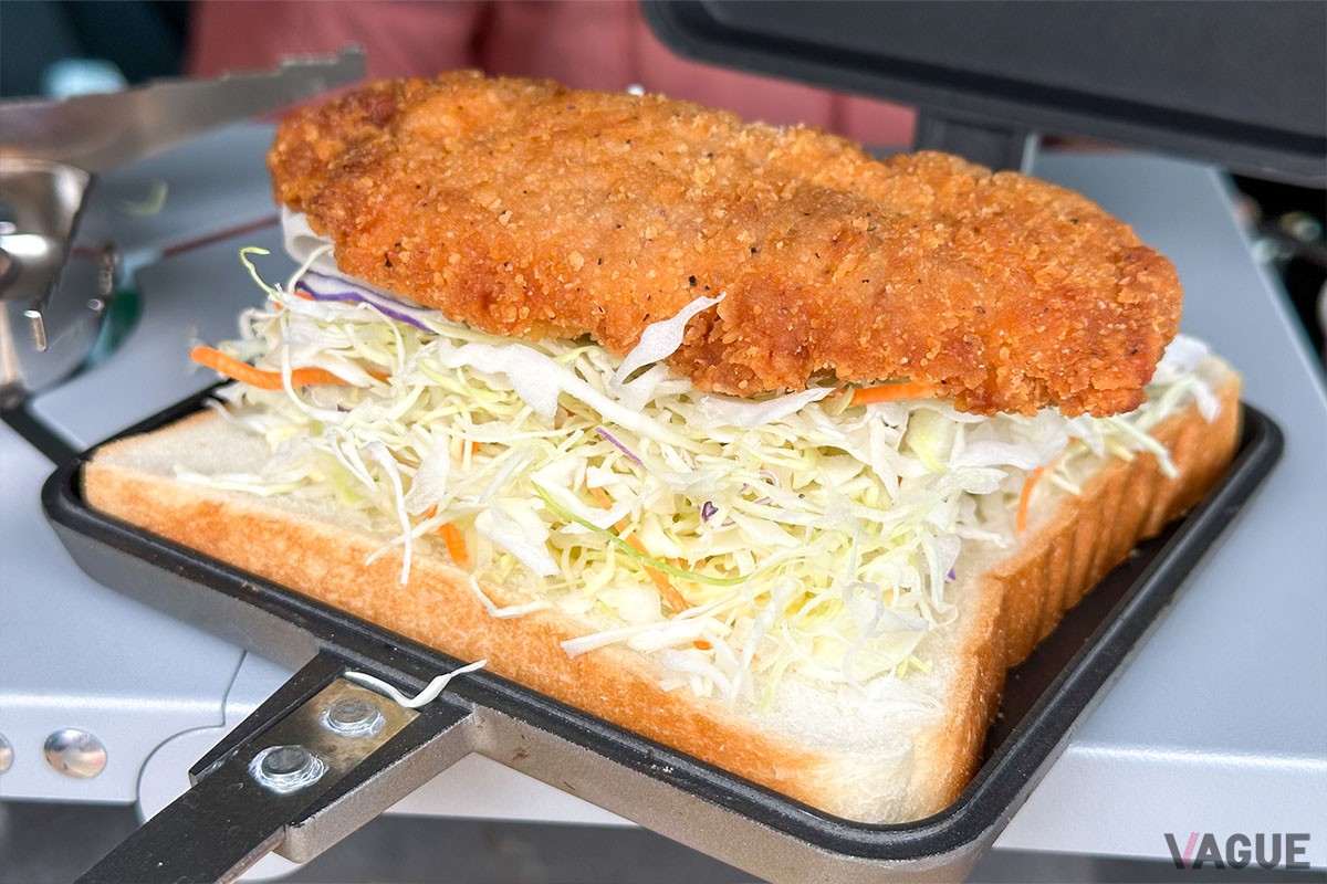 プレスするとかさが減るので具材はたっぷり乗せます（写真は骨なしフライドチキン＆カット野菜）