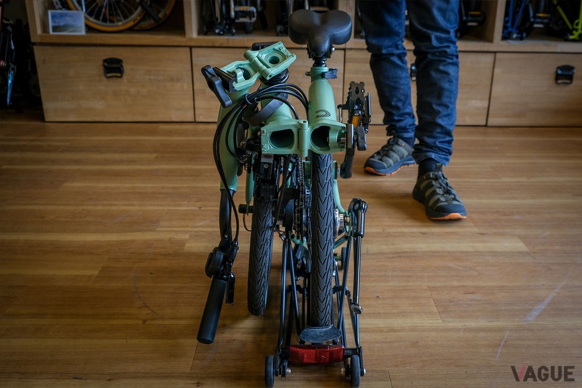 出っ張りを抑えた箱型シルエットが、「フォールディングバイクの完全体」と言われるほどの完成されたプロダクトデザインであることを物語ります