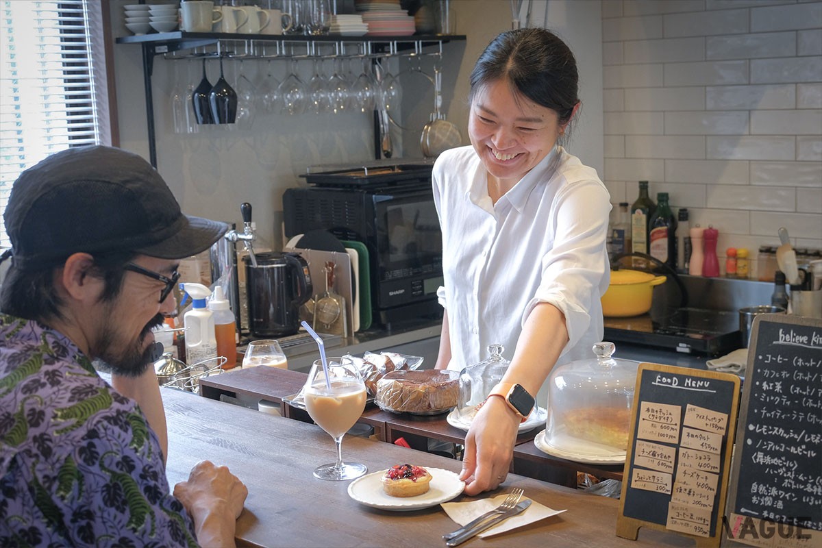 「自転車は買った時がスタート地点」と考えるbelieve。乗り方や活用法を発信するため、店にはフランスで製菓を学んだパティシエールのmegさん手作りのスイーツやコーヒーを提供するカフェ「believe kitchen」も併設されてます（撮影：山越信幸）