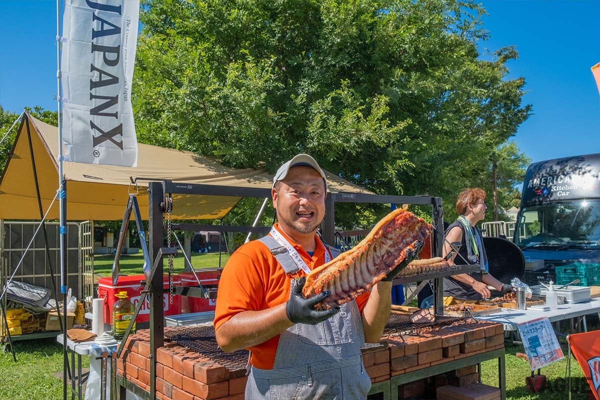 「東京バーベキューフェスティバル」で東北が誇る銘柄豚の「JAPAN X」の骨つきバックリブを焼き上げる古賀さん