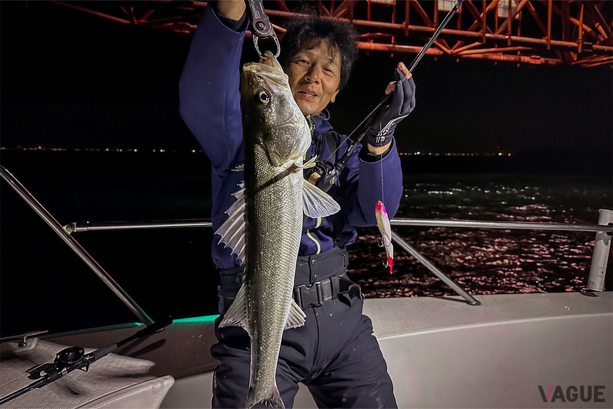 東京・江東区にあるマリーナを拠点に活動するチャーターボートサービス「WITH（ウイズ）」の高見誠キャプテンは、東京湾のボートシーバスゲームのパイオニア的存在。季節によってゲーム内容は変わるため、利用の際は内容をご確認ください