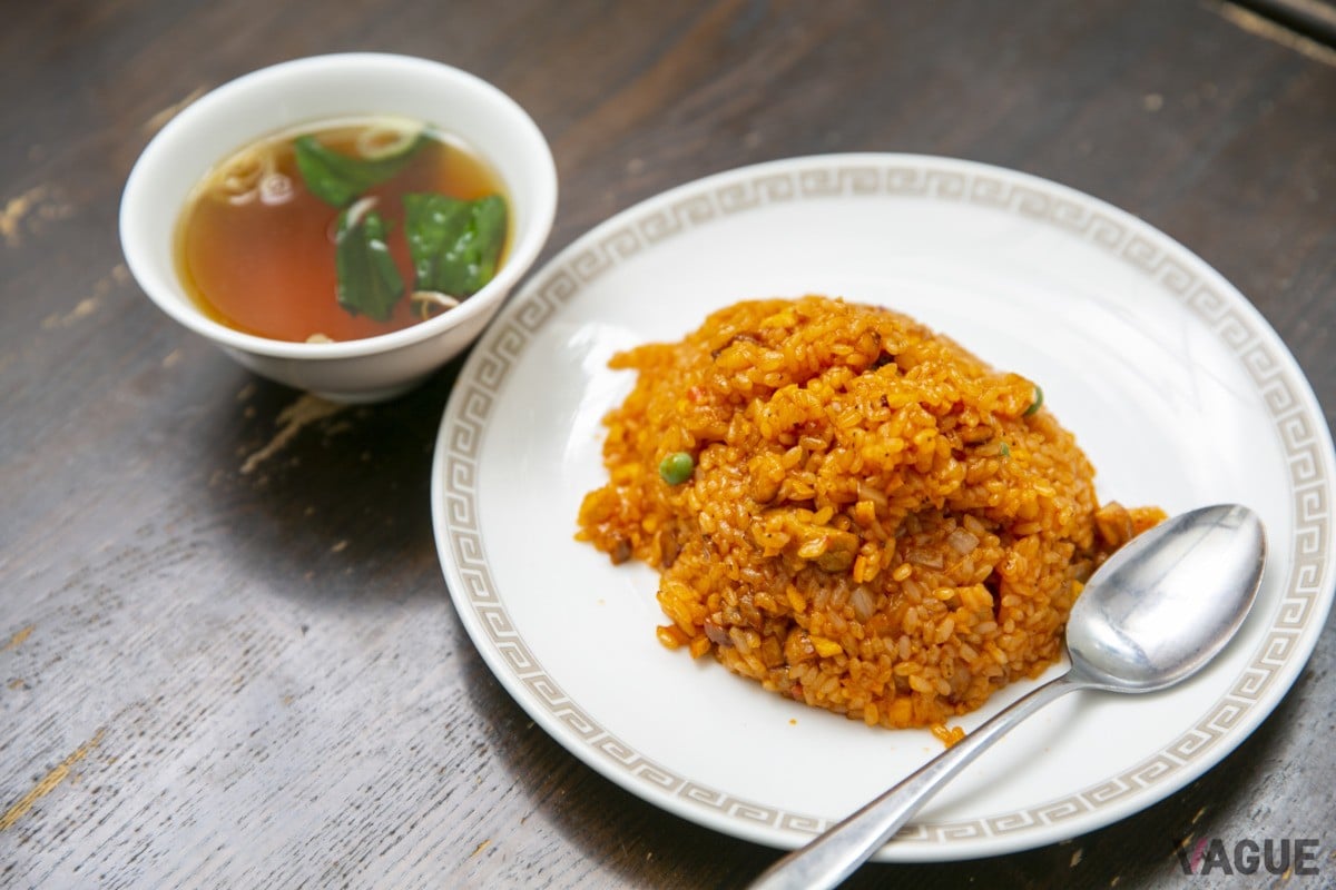 ポークライス950円、大盛り1150円。ラーメンスープがセットでつく