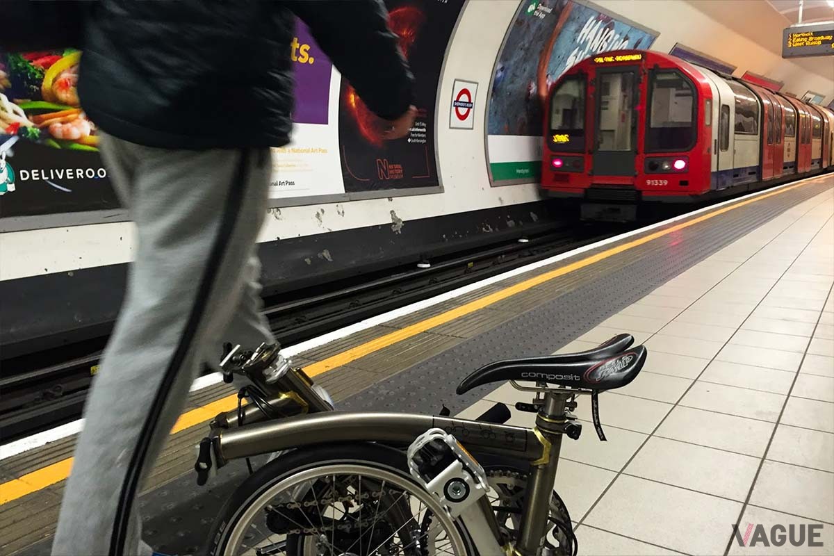 ロンドンのチューブ（地下鉄）は折りたたんだ自転車を気軽に持ち込めます（撮影：山越信幸）