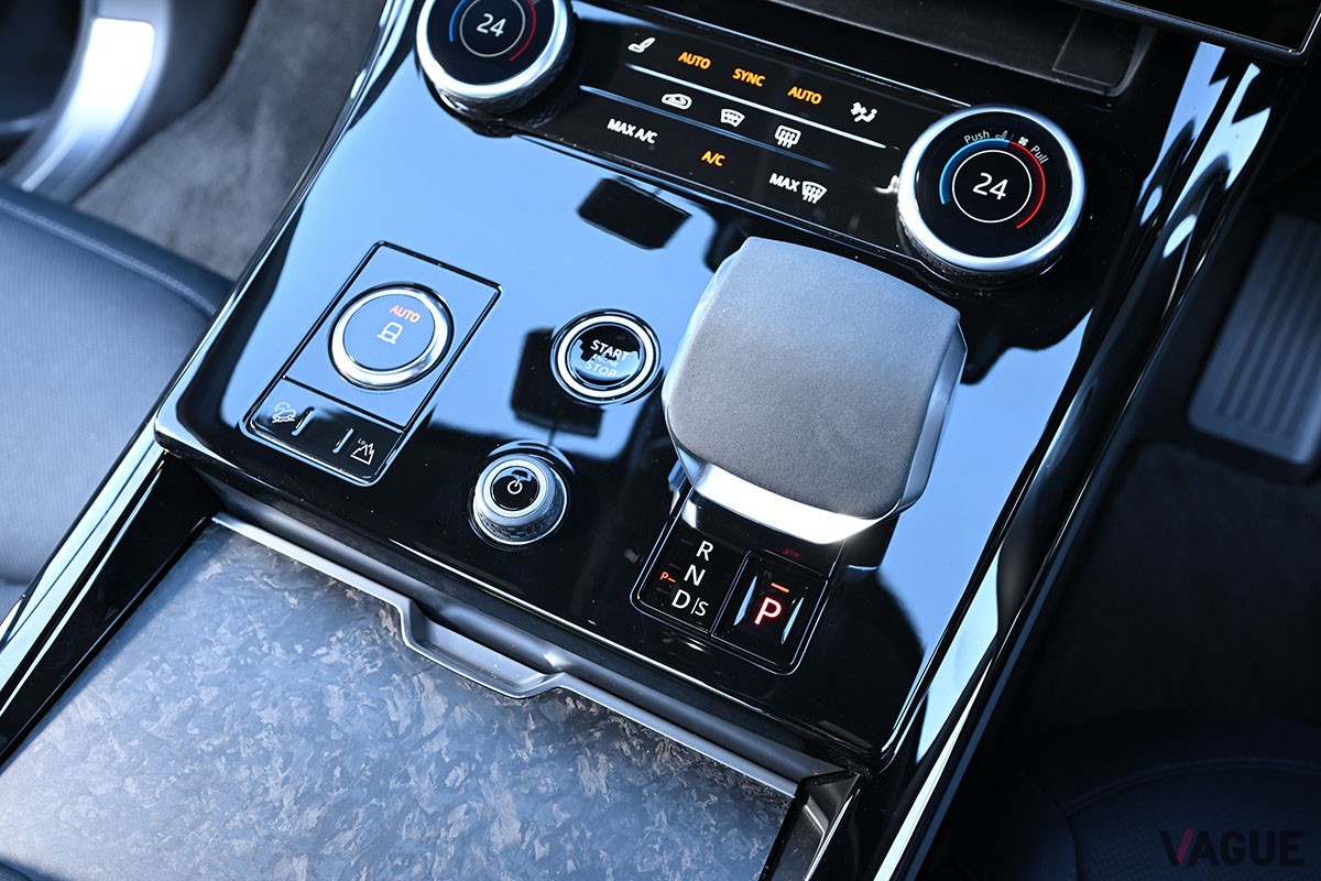 初代はパワフルながら荒々しかったが、現行型「レンジローバースポーツ」はデザインや走りが格段に洗練された
