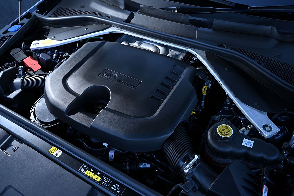 初代はパワフルながら荒々しかったが、現行型「レンジローバースポーツ」はデザインや走りが格段に洗練された