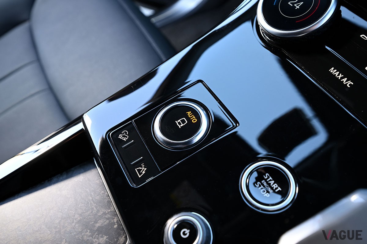初代はパワフルながら荒々しかったが、現行型「レンジローバースポーツ」はデザインや走りが格段に洗練された