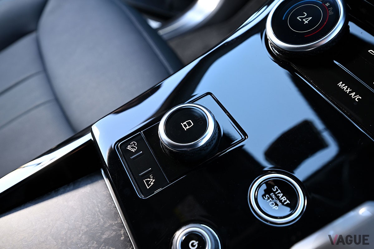 初代はパワフルながら荒々しかったが、現行型「レンジローバースポーツ」はデザインや走りが格段に洗練された