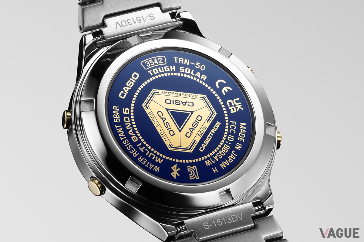 「CASIOTRON（TRN-50SS）」の裏蓋もブルーとゴールド。初号機「QW02」同様のモチーフを50周年記念の文字を刻みアレンジされている。