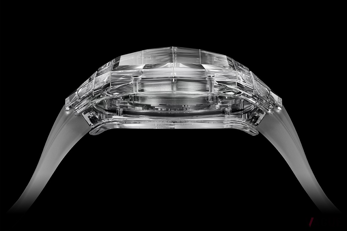 ケース厚15.7mm。ボリュームのあるサイズながら人間工学に配慮した設計で、男女を問わずさまざまなサイズの手元にフィットする