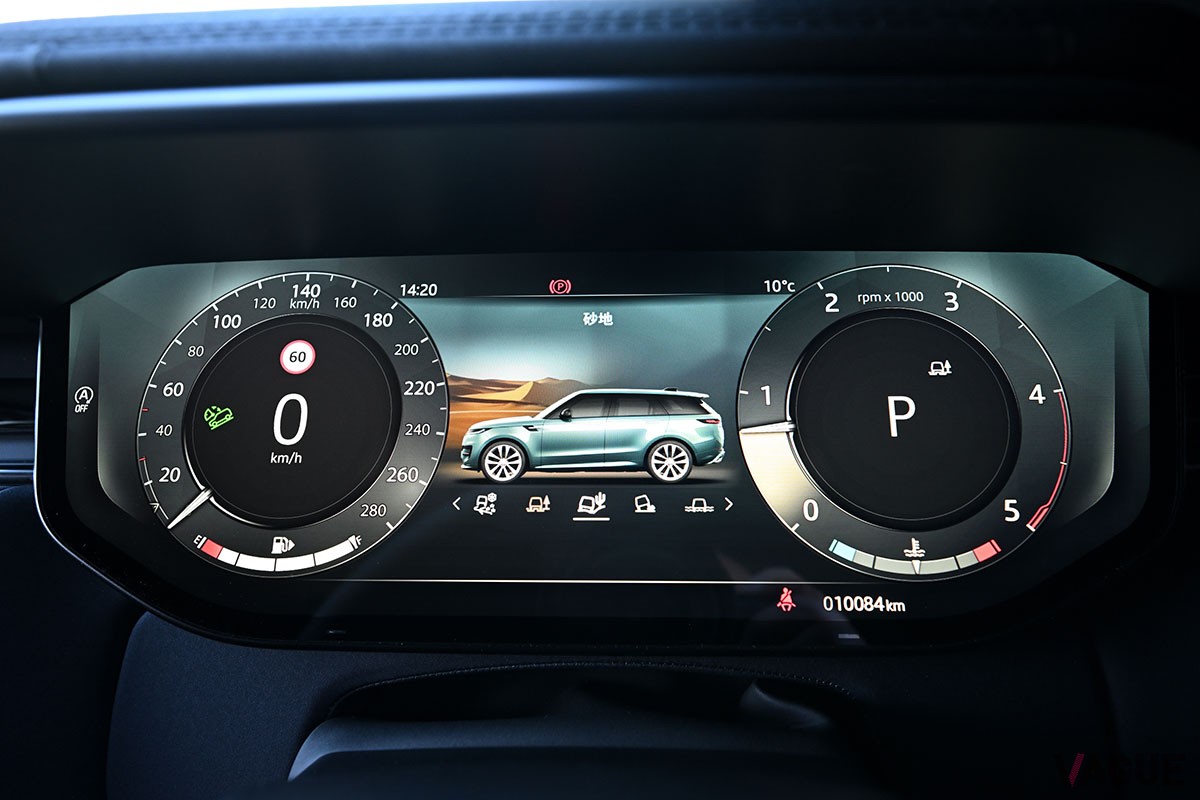初代はパワフルながら荒々しかったが、現行型「レンジローバースポーツ」はデザインや走りが格段に洗練された