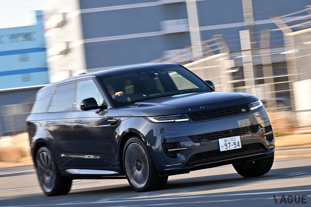 初代はパワフルながら荒々しかったが、現行型「レンジローバースポーツ」はデザインや走りが格段に洗練された