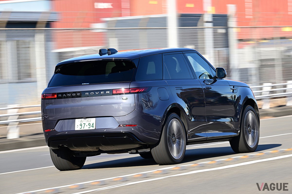 初代はパワフルながら荒々しかったが、現行型「レンジローバースポーツ」はデザインや走りが格段に洗練された